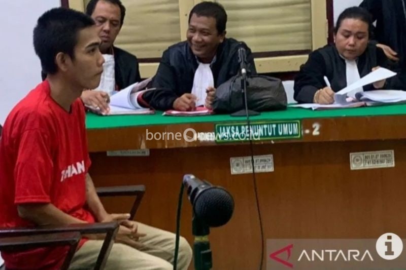 Terdakwa Egi Rizal Syahputra alias Egi mendengarkan dakwaannya oleh JPU Kejari Medan, di Pengadilan Negeri Medan, Rabu (28/8/2024). ANTARA/Aris Rinaldi Nasution