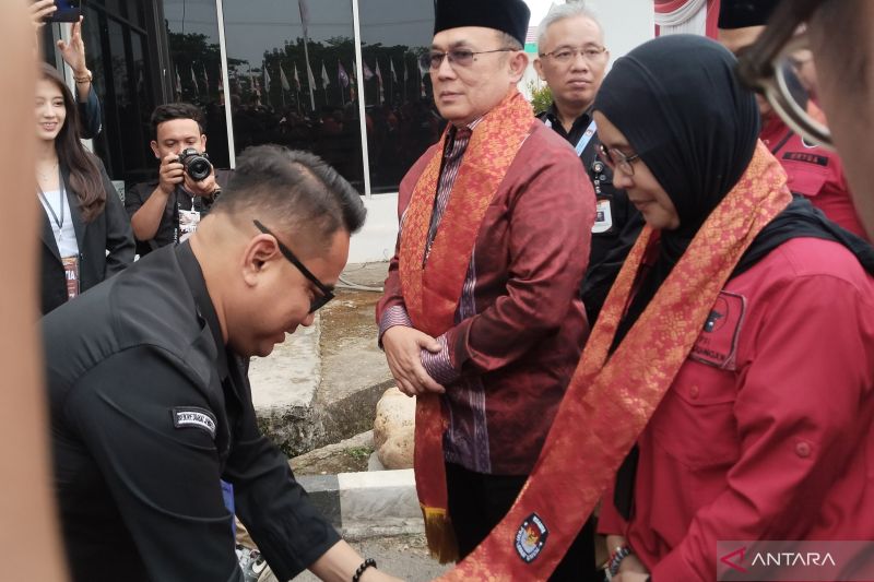Pasangan Edy Santana Putra yang berpasangan dengan Rizky Aprilia (ERA) dari partai pengusung PDI-P saat tiba untuk mendaftar peserta Pilkada 2024 di kantor KPU Sumsel di Palembang, Rabu (28/8/2024). (ANTARA/ M Imam Pramana)