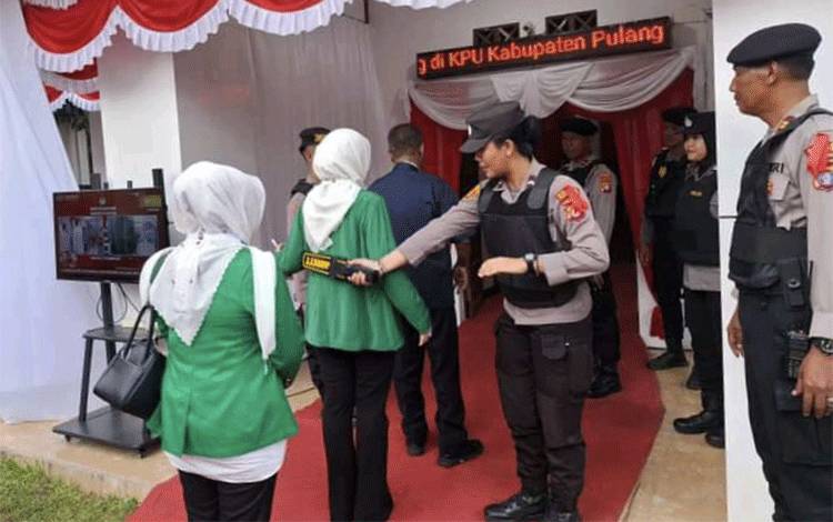 Pastikan Keamanan Tahapan Pendaftaran, Setiap Pengunjung KPU Pulang Pisau Dicek Gunakan Metal Detector
