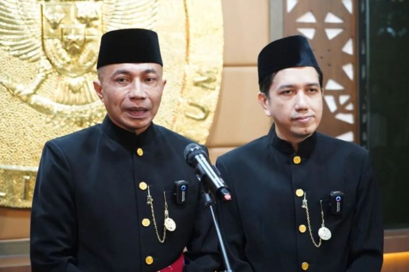 Bakal pasangan calon perseorangan Dharma Pongrekun dan Kun Wardana mengantarkan syarat dukungan maju di Pilgub DKI, Jakarta, Minggu (12/5/2024). ANTARA/HO-KPU DKI/am.