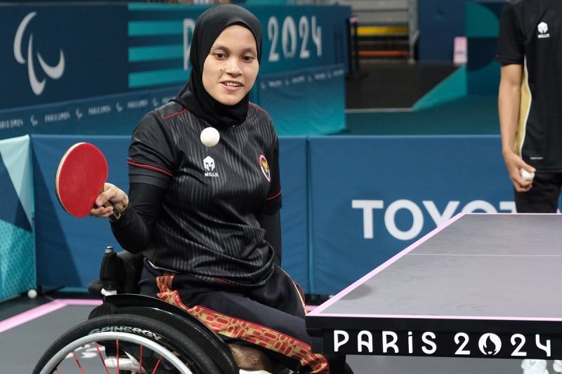 Atlet para tenis meja Indonesia Leli Marlina dalam sesi latihan perdana Paralimpiade Paris 2024 di South Paris Arena, Paris, Perancis, Kamis (22/08/2024). Leli akan tampil di nomor tunggal putri kelas TT5 di Paralimpiade Paris nanti. ANTARA/HO-NPC Indonesia