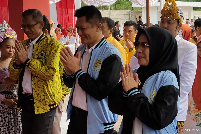 Pasangan peserta Pilkada Cianjur, Jawa Barat, Deden Nasihin-Neneng Efa Fatimah mendaftarkan diri ke KPU Cianjur, Rabu (28/8/2024).(ANTARA/Ahmad Fikri). (Ahmad Fikri)