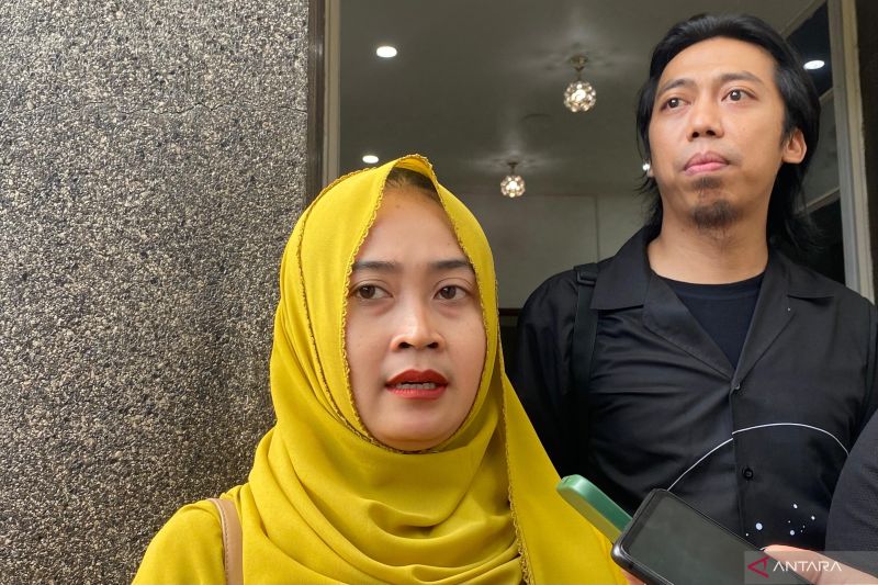 Ketua KPU Kota Bandung, Wenti Prihadianti (tengah) saat memberikan paparan di Kota Bandung, Jawa Barat, Rabu (28/8/2024). (ANTARA/Rubby Jovan)