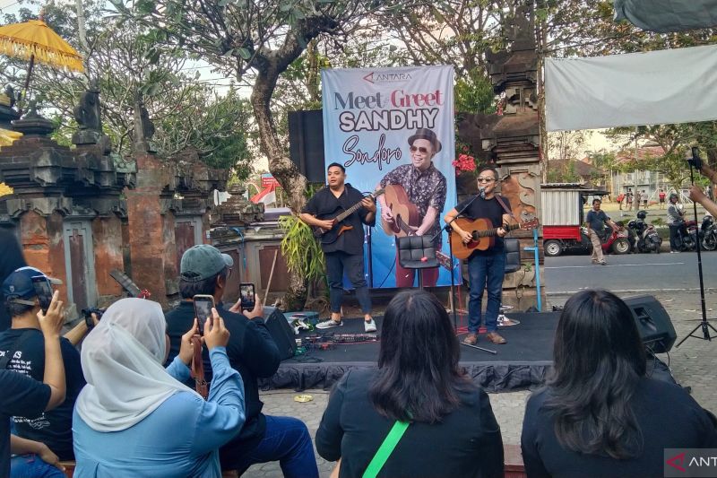 Sandhy Sondoro Memukau Penggemar di Penampilan Perdana Bali