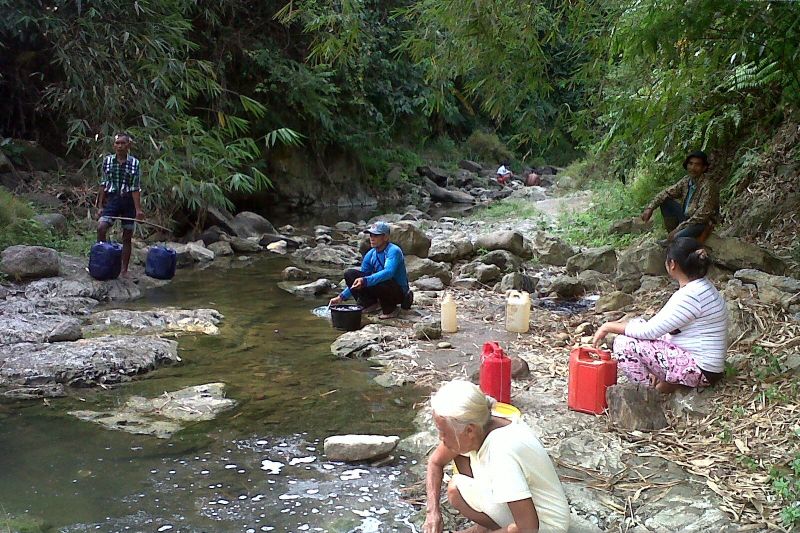 Warga Kecamatan Bantargadung saat memanfaatkan air yang ada di aliran sungai yang mulai mengering dampak dari kemarau panjang. ANTARA/Aditya Rohman.