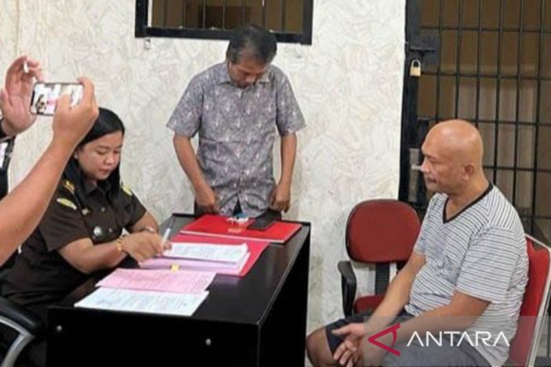 Terdakwa Edy Suranta Gurusinga alias Godol (kanan) ketika menjalani pelimpahan tahap II, di Kejari Deli Serdang, Sumatera Utara, beberapa waktu lalu. ANTARA/Aris Rinaldi Nasution