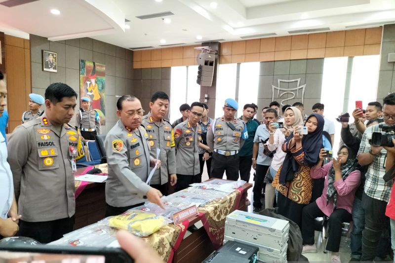 Kapolda Sumbar Irjen Pol Suharyono dalam jumpa pers di Padang pada Rabu (28/8). ANTARA/FathulAbdi