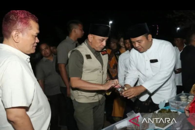 Pj Bupati Bangkalan Arief M Edie meninjau pameran produk hasil pelaku Usaha Mikro, Kecil Menengah (UMKM) di lokasi kegiatan pertunjukan seni budaya di Kwanyar, Bangkalan, Rabu (28/8/2028) malam. (ANTARA/HO-Pemkab Bangkalan)