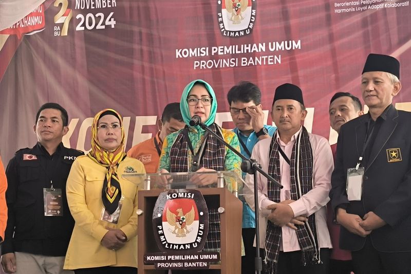Pasangan bakal calon gubernur dan wakil gubernur Banten Airin Rachmi Diany-Ade Sumardi dalam konferensi pers di KPU Provinsi Banten, Serang, Rabu (28/8/2024). ANTARA/Devi Nindy