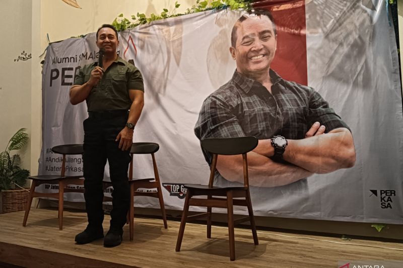 Bakal calon Gubernur Jawa Tengah Andika Perkasa saat menyampaikan sambutan pada "Deklarasi Alumni SMA Jateng Perkasa", di Semarang, Rabu (28/8/2024). ANTARA/Zuhdiar Laeis