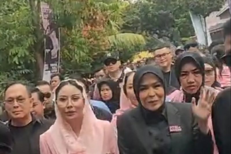 Bakal calon Wali Kota Palembang Fitrianti Agustinda bersama wakilnya Nandriani mendaftar ke KPU kota setempat, Rabu (28/8/2024). ANTARA/Yudi Abdullah
