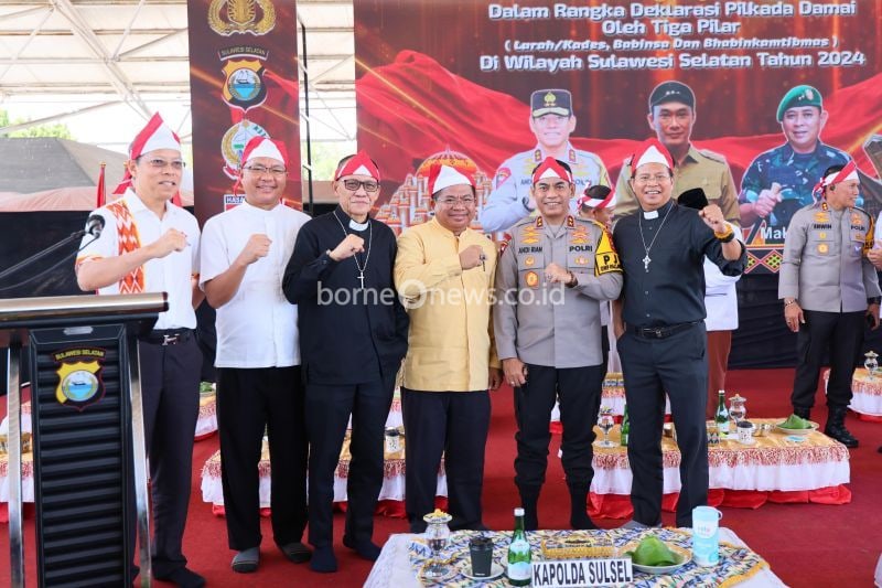 Kapolda Sulawesi Selatan Irjen Pol Andi Rian Ryacudu Djajadi (dua kanan) berfoto bersama para tokoh lintas agama saat Deklarasi Pilkada Damai di Lapangan Karebosi Makassar, Sulawesi Selatan Rabu (28/8/2024). ANTARA