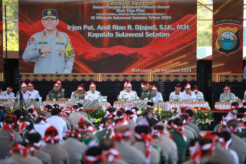 Kapolda Sulsel Irjen Pol Andi Rian Djajadi Ryacudu saat menggelar Cooling System Pilkada Damai 2024 di Makassar, Rabu (28/8/2024). ANTARA/HO/Pemkot Makassar