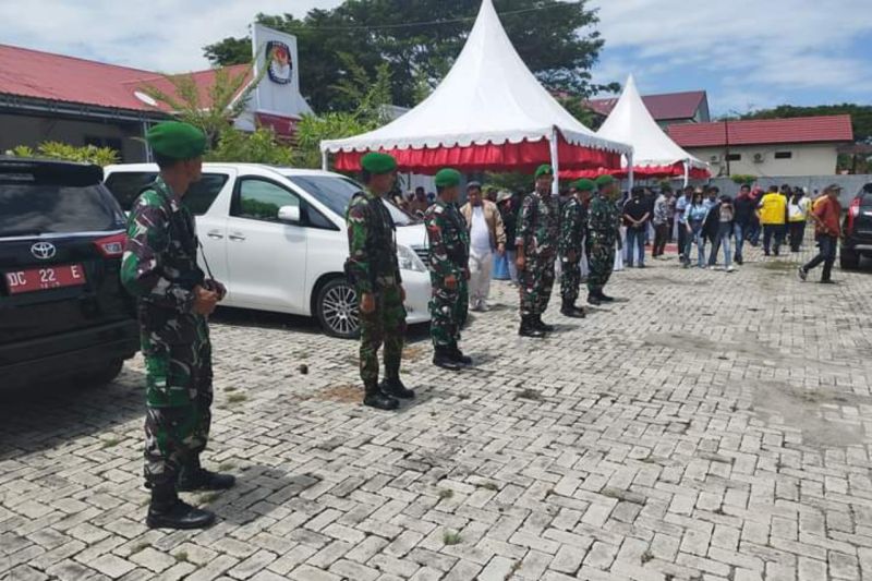 Sebanyak 117 orang personil TNI Kodim Kabupaten Pasangkayu Provinsi Sulawesi Barat (Sulbar) ikut mengamankan proses pendaftaran kandidat Pilkada Kabupaten Pasangkayu periode 2024-2029, Rabu (28/8/2024) ANTARA Foto/HO Humas Kodim Pasangkayu
