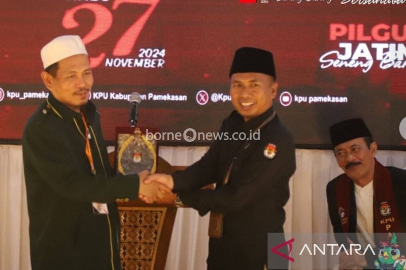Ketua KPU Pamekasan Mahdi menerima berkas pendaftaran salah satu pasangan Calon Bupati dan Wakil Bupati Pamekasan, Rabu (28/8/2024). (ANTARA/ HO-KPU Pamekasan)