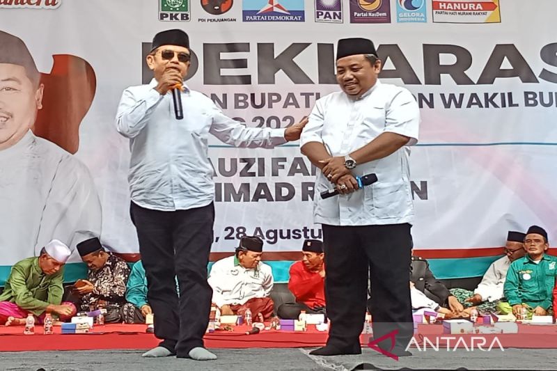 Pasangan calon Bupati Batang Fallas (kiri) bersama calon Wakil Bupati Ahmad Ridwan dalam acara Deklarasi Calon Bupati dan Calon Wakil Bupati Batang di Batang, Rabu (28/8/2024). (ANTARA/Kutnadi)