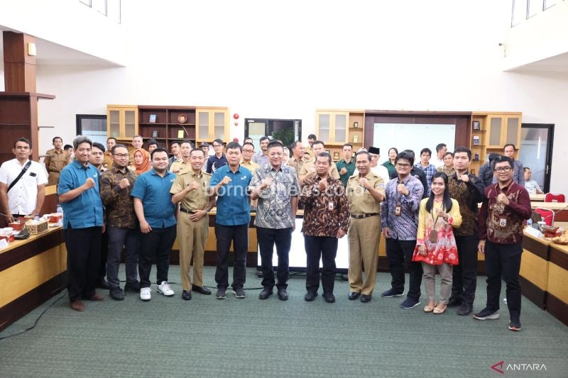 Foto bersama jajaran Pemkab OKU Timur dengan tim verifikasi. (ANTARA/HO/Diskominfo OKU Timur)