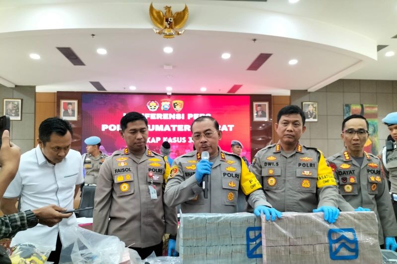 Kapolda Sumbar Irjen Pol Suharyono (tengah) saat menggelar jumpa pers di Padang, Rabu (28/8/2024). ANTARA/FathulAbdi