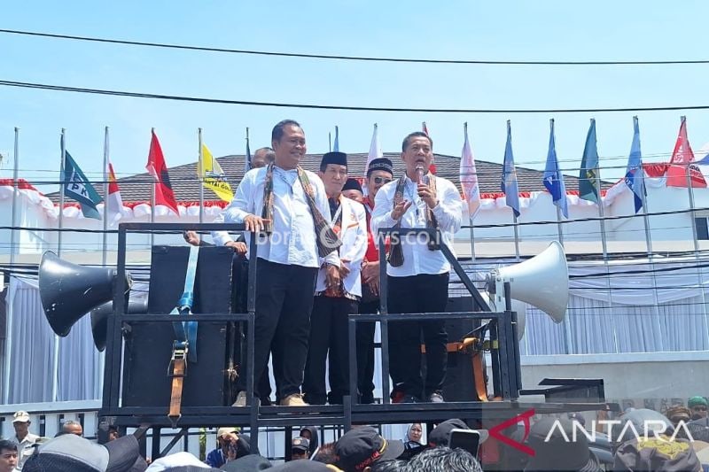 Pasangan calon bupati dan wakil bupati Karawang Aep-Maslani. (ANTARA/Ali Khumaini)