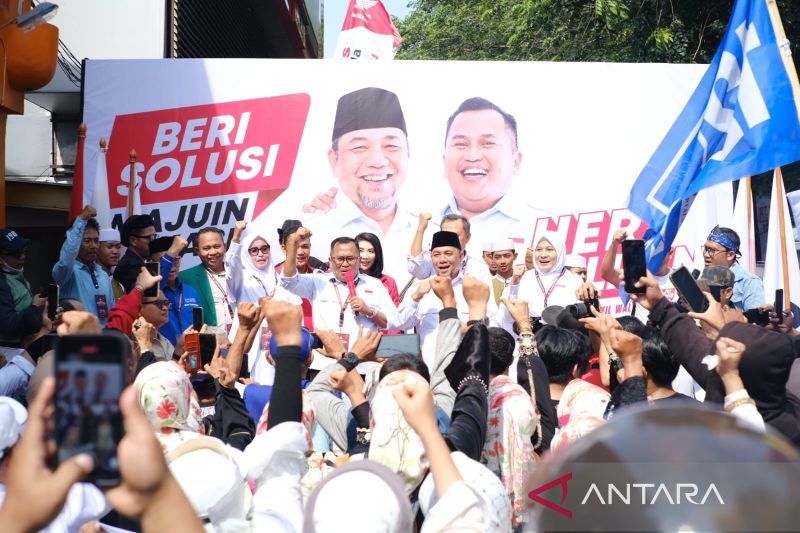 Pasangan calon Wali Kota Bekasi dan Wakil Wali Kota Bekasi Heri Koswara-Sholihin mendaftar Pilkada 2024 di KPU Kota Bekasi, Rabu. (ANTARA/Pradita Kurniawan Syah).