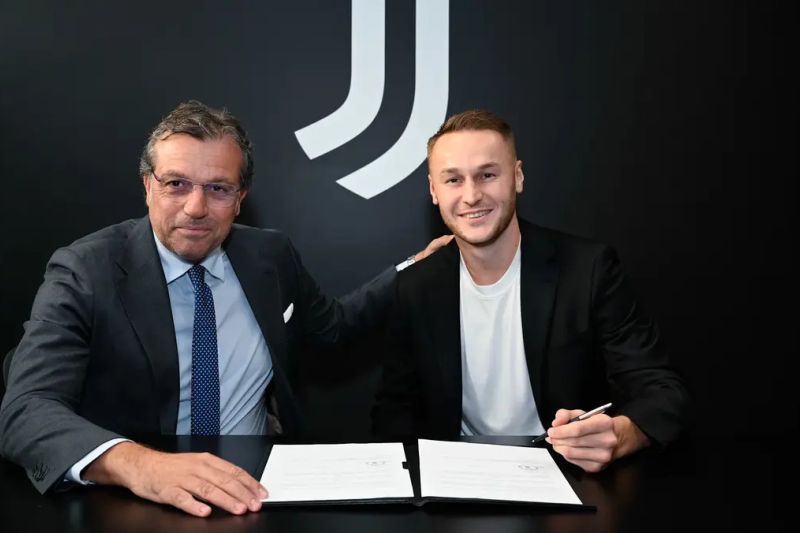 Gelandang asal Belanda, Teun Koopmeiners (kanan) resmi gabung Juventus dari Atalanta pada Kamis (29/8/2024). ANTARA/HO-Juventus