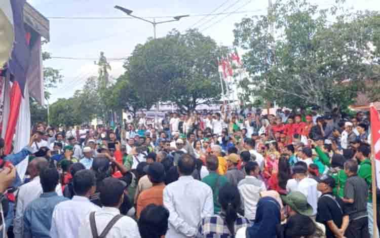 Gogo-Helo Daftar ke KPU Barito Utara, Jalan dan Halaman Dipenuhi Pendukung