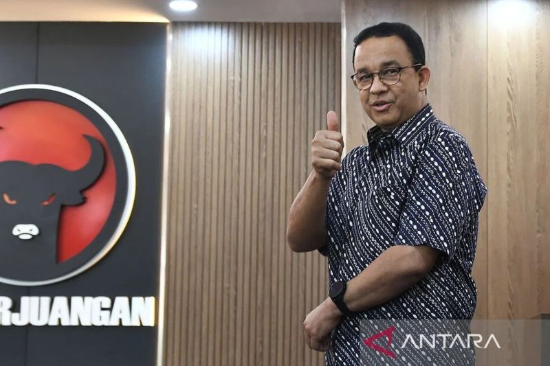 Anies Baswedan menyapa wartawan saat mengunjungi kantor DPD PDIP Jakarta di Cakung, Jakarta Timur, Sabtu (24/8/2024). ANTARA FOTO/Fakhri Hermansyah/aww/aa.