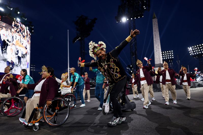 Kontingen Indonesia berdefile dalam Upacara Pembukaan Paralimpiade Paris 2024 di Place de la Concorde dengan latar belakang Obelisque de Louxor (Obelisk Luxor) di Paris pada 28 Agustus 2024. (AFP)