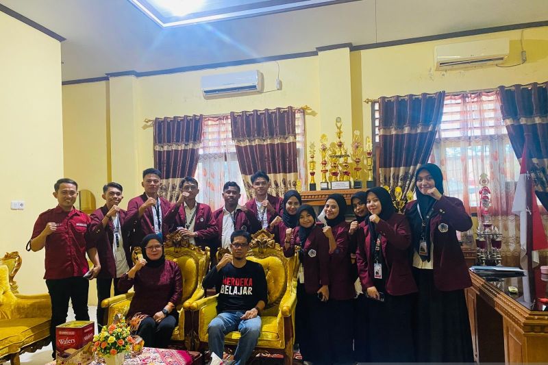 Mahasiswa UNG Berpartisipasi dalam Program Mengajar di SMP 1 Tilamuta