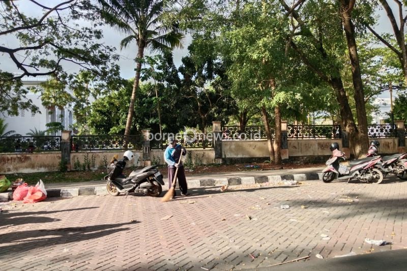Petugas kebersihan saat menyapu sampah pada masa pendaftaran bakal calon bupati dan wakil bupati Lombok Tengah, Nusa Tenggara Barat di Pilkada 2024 di dekat kantor KPU setempat Rabu (28/08/2028). (ANTARA/Akhyar Rosidi)