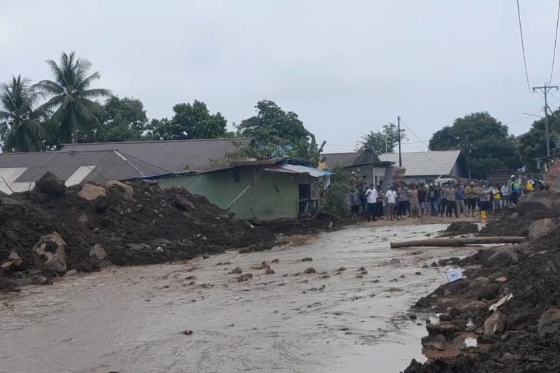 Banjir yang meluap disertai lumpur di lokasi banjir bandang di Kelurahan Rua, Kota Ternate, Maluku Utara, pada Rabu (28/08/2024). ANTARA TV. (ANTARA/Abdul Fatah)