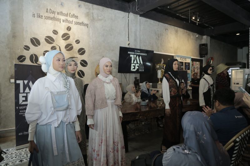 Acara peragaan busana dalam konferensi pers pelaksanaan Tokyo Muslim Fashion Festival 2024. (ANTARA/HO Kolam Ikan Creative Communication)