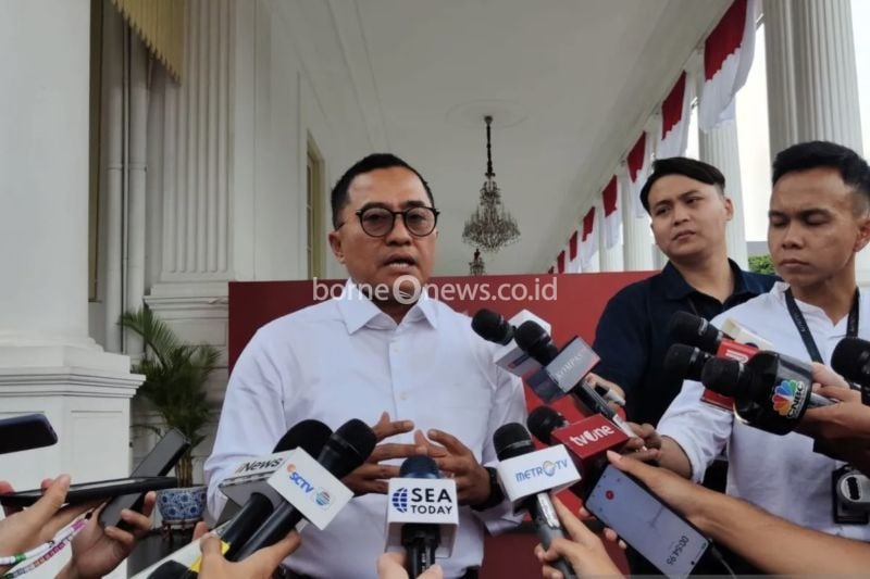 Deputi Bidang Protokol, Pers, dan Media Sekretariat Presiden Yusuf Permana saat menyampaikan keterangan di kompleks Istana Kepresidenan RI, Jakarta, Kamis (8/8/2024). (ANTARA/Mentari Dwi Gayati)