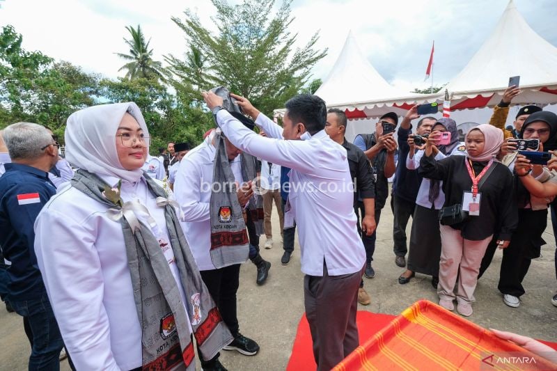 KPU Kota Kendari saat menerima pendaftaran calon walikota dan wakil walikota Pasangan Siska Karina Imran dengan Sudirman di kantor KPU Kendari, Kamis. (Antara/Azis Senong)