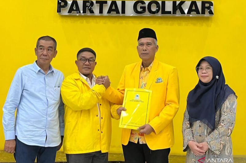 Pasangan calon kapala daerah Uu Saeful Mikdar-Nurul Sumarheni menerima surat rekomendasi dari DPP Partai Golkar untuk maju sebagai kandidat calon Wali Kota dan Wakil Wali Kota Bekasi. (ANTARA/Pradita Kurniawan Syah).