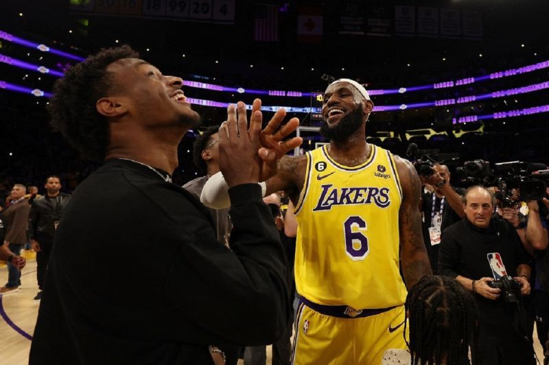 Pemain bintang Los Angeles Lakers Bronny James (kanan) tidak ingin dipanggil "ayah" oleh Bronny James (kiri) yang merupakan anaknya dan rekan satu tim di Lakers. ANTARA/AFP/HARRY HOW