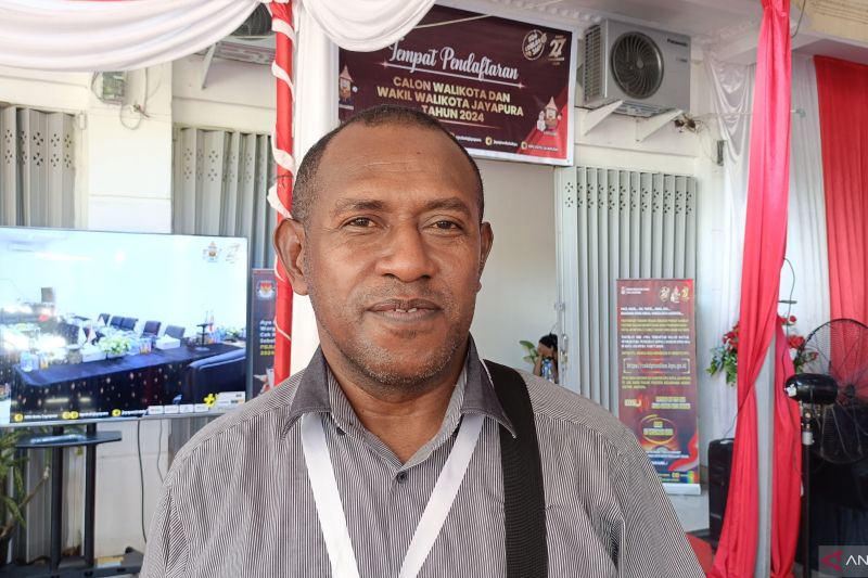 Ketua Bawaslu Kota Frans Rumsawir (ANTARA/Ardiles Leloltery)