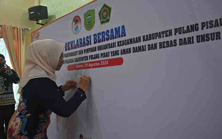 Pj Bupati Pulang Pisau, Nunu Andriani saat melakukan penandatangan deklarasi bersama, Kamis, 29 Agustus 2024. (FOTO : M PRADILA KANDI)