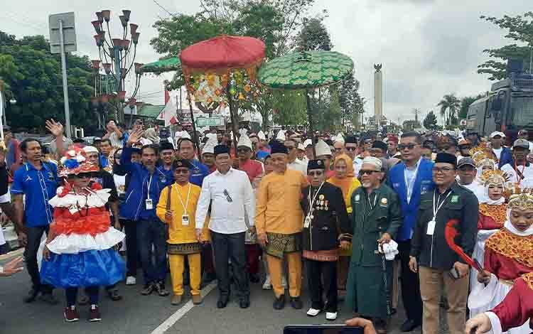 Pasangan Rahmat Hidayat dan Eko Soemarno saat diantar ratusan pendukungnya mendaftar ke KPU Kobar. (FOTO: DANANG)