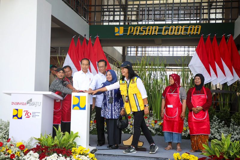 Jokowi ungkap alasan sering pakai baju biru Prabowo-Gibran