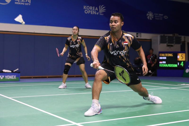 Ganda campuran Indonesia Rehan Naufal Kusharjanto/Lisa Ayu Kusumawati beraksi saat melawan wakil tuan rumah Kim Won Ho/Jeong Na Eun pada babak kedua 16 besar Korea Open 2024 di Mokpo Indoor Stadium, Yeosu, Korea Selatan, Kamis (29/8/2024). (ANTARA/HO-PBSI)