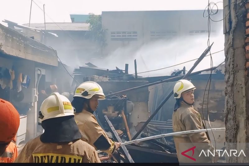 Kebakaran Hanguskan Dua Rumah di Pulogadung, Kerugian Capai Rp200 Juta