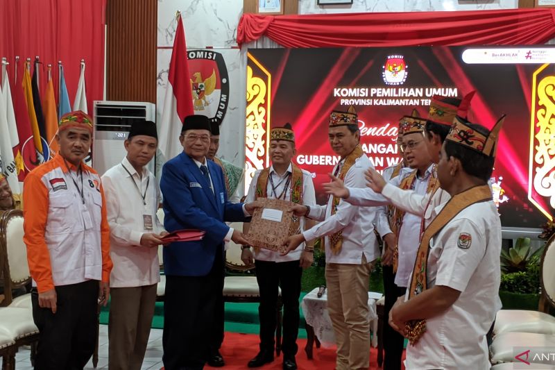 Bakal pasangan calon Agustiar Sabran dan Edy Pratowo saat mendaftar ke KPU Kalteng sebagai bakal calon gubernur dan wakil gubernur, Kamis (29/8/2024). ANTARA/Adi Wibowo
