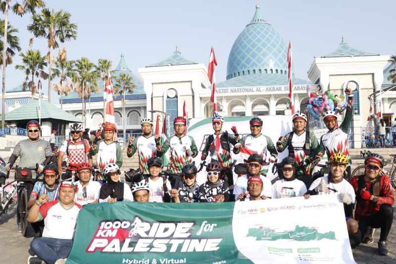 Puluhan pesepeda yang akan memulai kegiatan "1.000 KM Ride For Palestina" di depan Masjid Nasional Al Akbar Surabaya, Kamis (29/8/2024). ANTARA/HO-LMI