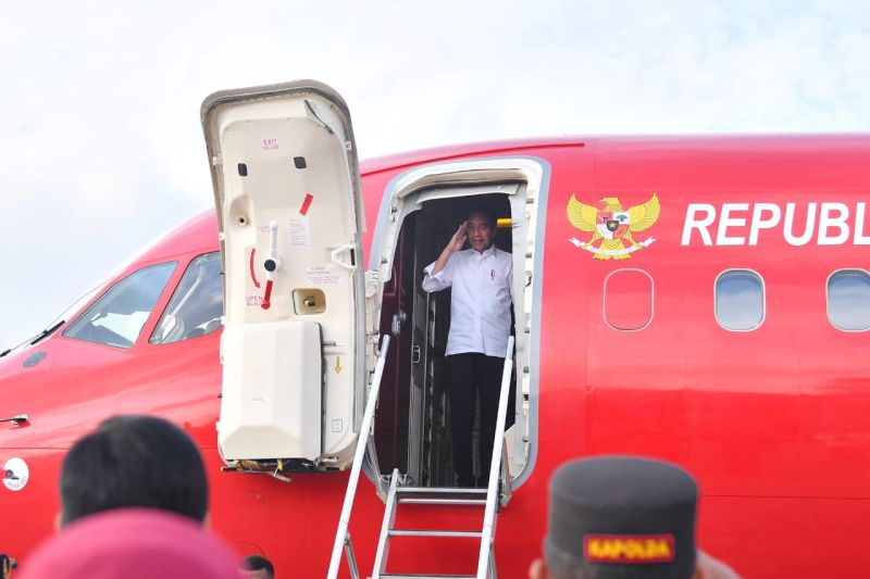 Presiden Joko Widodo (Jokowi) bertolak menuju Provinsi jawa Barat dari Pangkalan TNI AU Adi Sutjipto, Kabupaten Sleman, Daerah Istimewa Yogyakarta (DIY), Kamis (29/8/2024). ANTARA/HO-Vico-Biro Pers Sekretariat Presiden