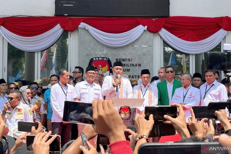 Bakal pasangan calon bupati dan wakil bupati Rudy Susmanto-Jaro Ade mendaftar pilkada di KPU Kabupaten Bogor, Jawa Barat, Kamis (29/8/2024). (ANTARA/M Fikri Setiawan)