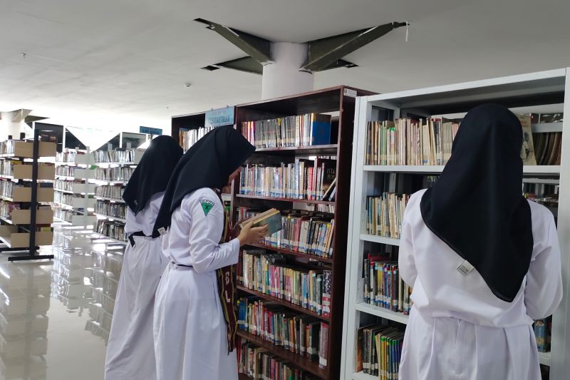 Ilustrasi- Siswi sekolah di Kota Bandarlampung tengah membaca di perpustakaan daerah Lampung. ANTARA/Ruth Intan Sozometa Kanafi