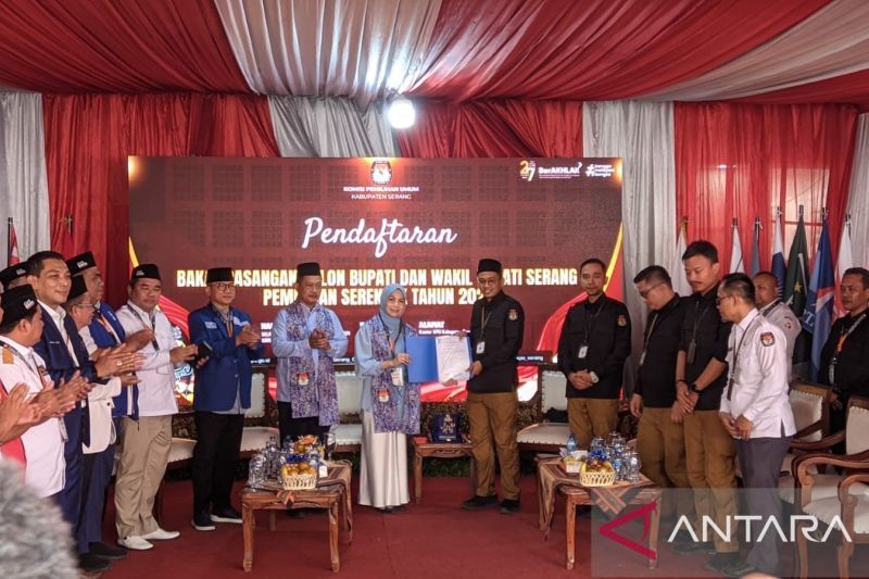 Rachmatu Zakiyah dan Najib Hamas resmi mendaftar diri ke KPU Kabupaten Serang sebagai bakal Calon Bupati dan Calon Wakil Bupati Serang, Kamis (29/8/2024). (ANTARA/Desi Purnama Sari)