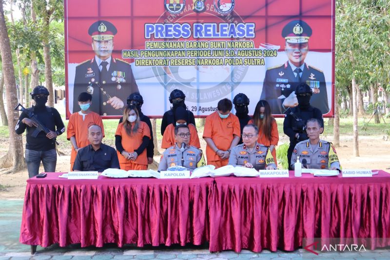 Kapolda Sultra Irjen Pol Dwi Irianto didampingi Wakapolda Brigjen Pol Amur Chandra Juli Buana, Direktur Reserse Narkoba Kombes Pol Ardiyanto Tedjo Baskoro, dan Kabid Humas Polda Sultra Kombes Pol Iis Kristian menggelar konferensi pers terkait pengungkapan kasus jaringan narkotika lintas provinsi dan internasional, di Mapolda Sultra, Kendari, Kamis (29/8/2024). ANTARA/HO-Humas Polda Sultra