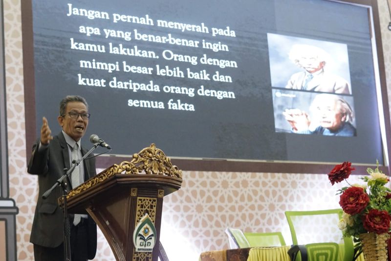 Rektor UIN Datokarama Prof Lukman S Thahir menyampaikan arahan kepada mahasiswa baru dalam PBAK Tahun 2024, di UIN Datokarama Palu, Kamis (29/8/2024). (ANTARA/HO-Humas UIN Datokarama)